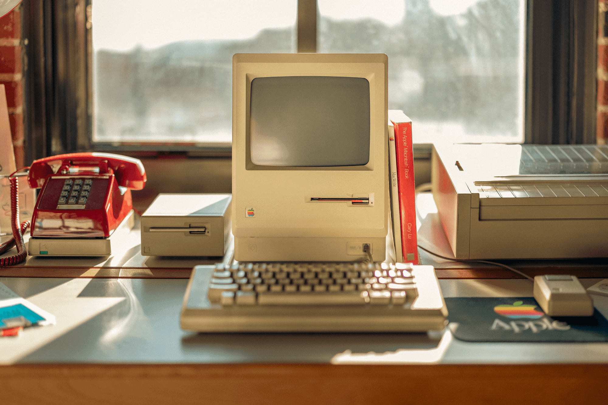 Vintage 1984 Macintosh Desk Setup in Missouri, US